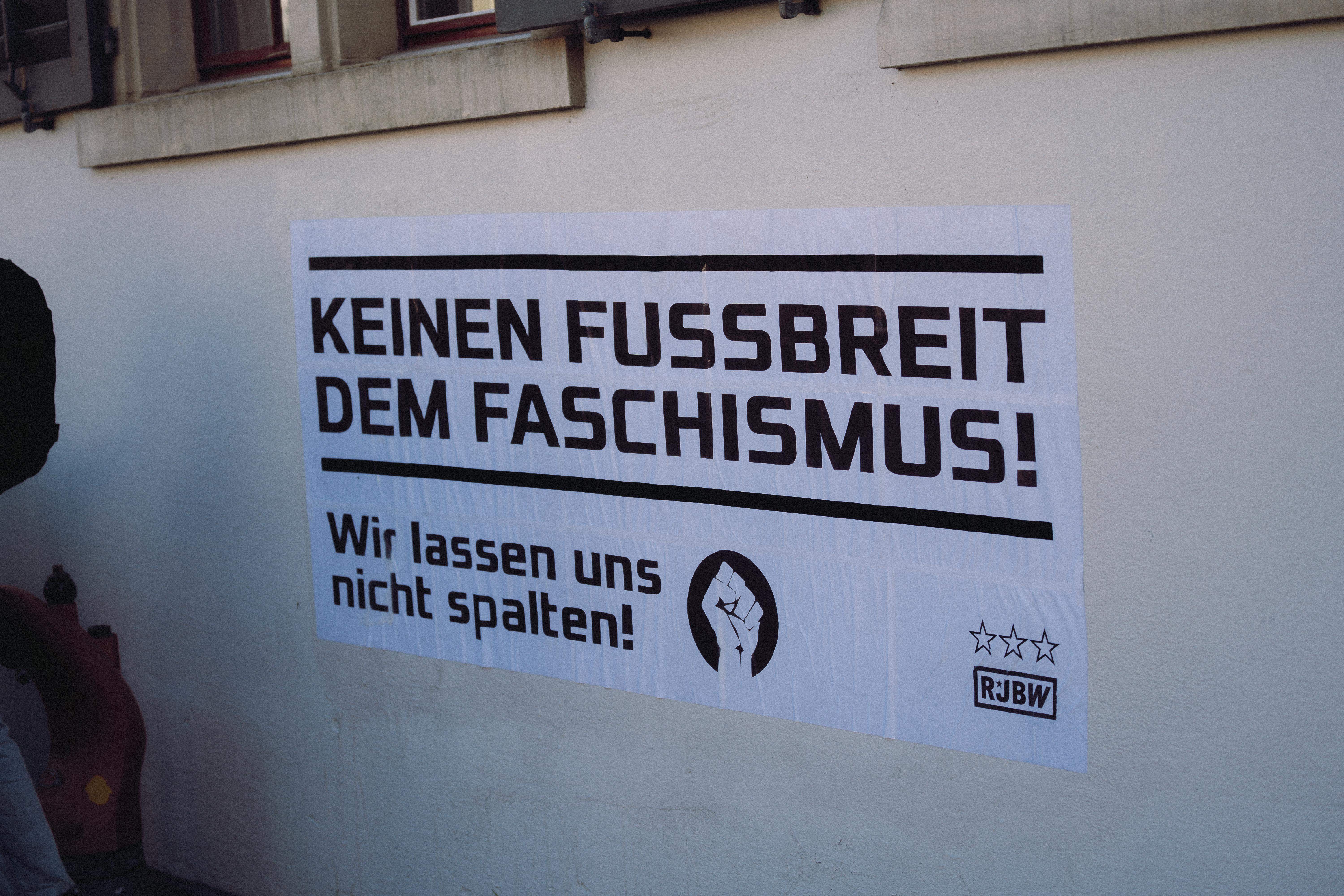 Plakat: Kein Fussbreit dem Faschismus. Wir lassen uns nicht spalten