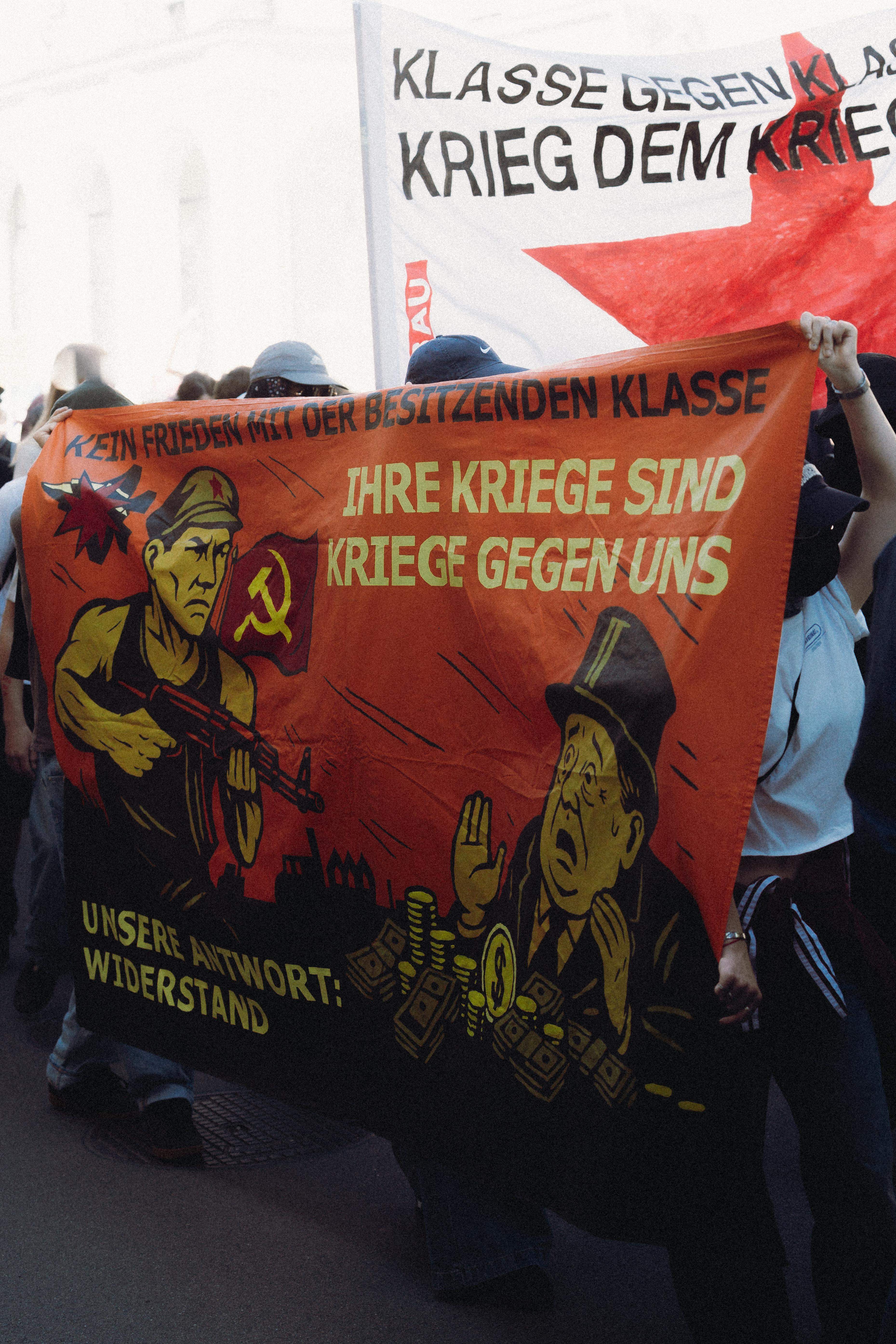 Transparent Kein Frieden mit der besitzenden Klasse - Ihre Kriege sind Kiege gegen uns