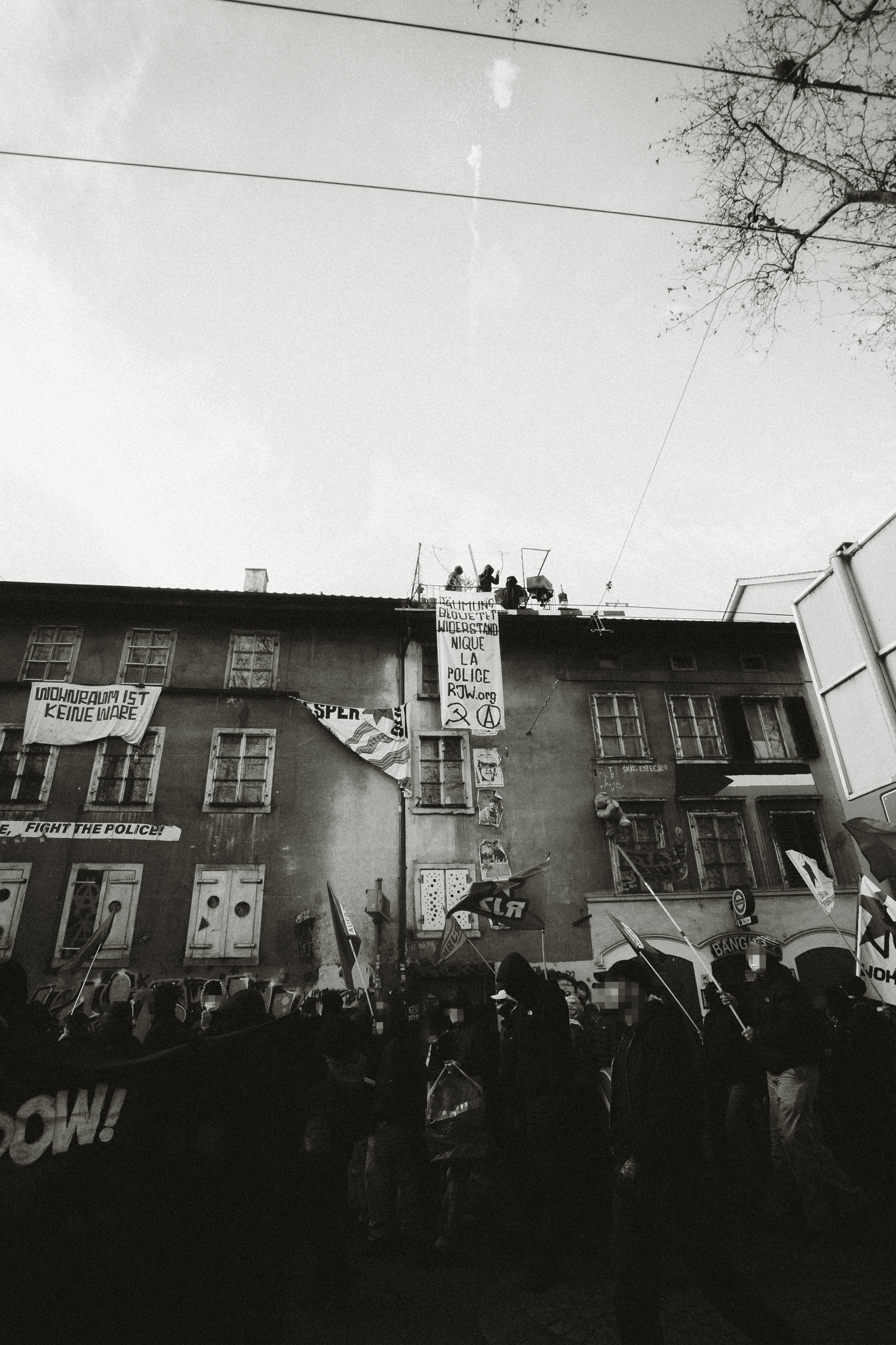Demo vor der Gisi mit Feuerwerk